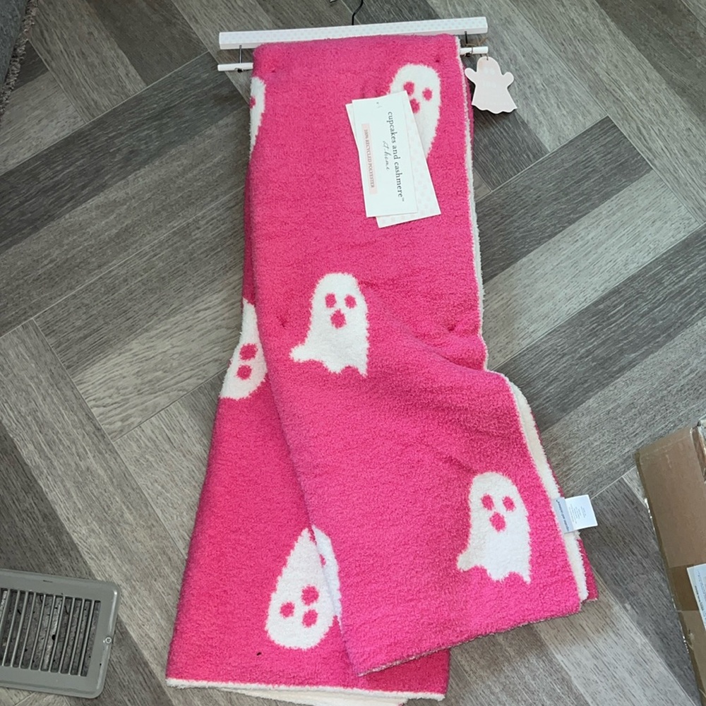 BRAND NEW HALLOWEEN PINK GHOST THROW BLANKET